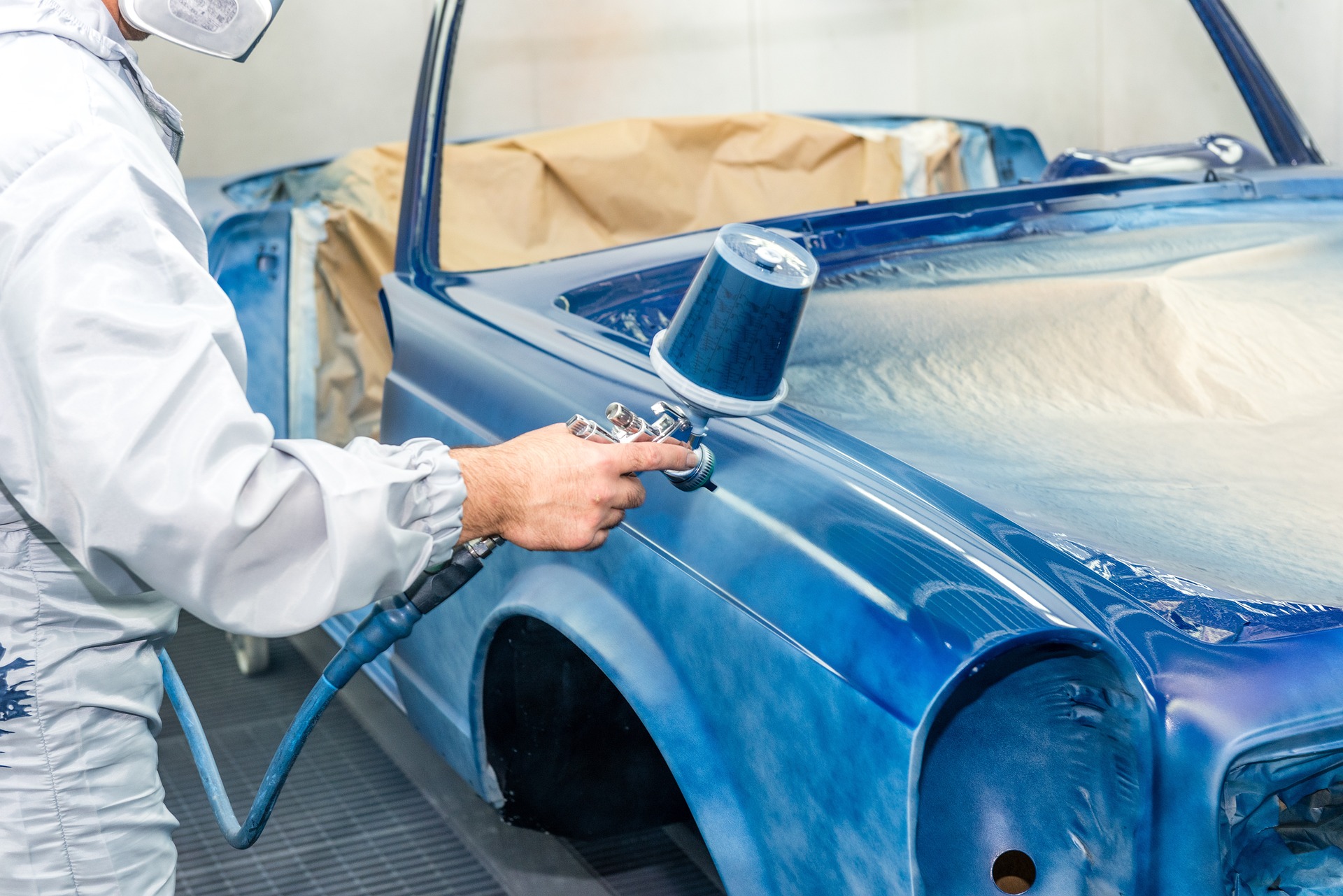 Peinture carrosserie en cabine chez RK Debosse